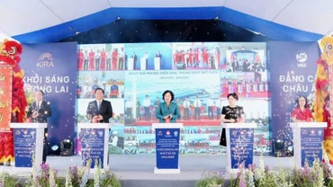 Các đại biểu thực hiện nghi thức khởi công Dự án nhà ở xã hội Kira Home.