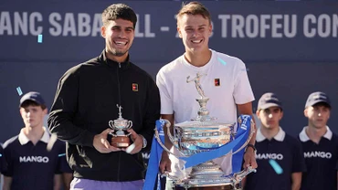 Holger Rune (phải) và Carlos Alcaraz trên bục nhận danh hiệu Barcelona Open. (Ảnh: ATP Tour)