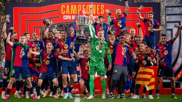 Các cầu thủ Barcelona nâng cao Cúp Nhà vua. (Ảnh: Barca FC)