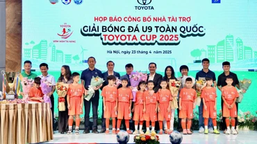 Ban tổ chức cùng đại diện các cầu thủ nhí tại buổi họp báo công bố giải đấu, diễn ra sáng 23/4.