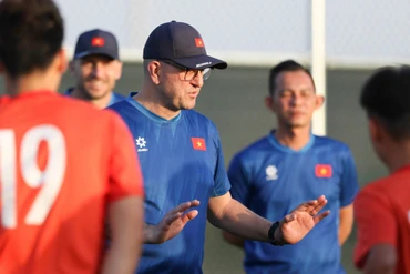 Huấn luyện viên Cristiano Roland cùng các học trò trong buổi tập. (Ảnh: VFF)