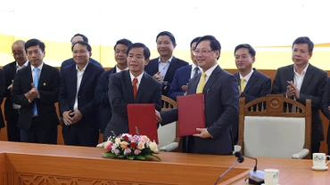 Chủ tịch Ủy ban nhân dân thành phố Huế Nguyễn Văn Phương và Tổng giám đốc Bưu điện Việt Nam Chu Quang Hào ký kết thỏa thuận hợp tác.