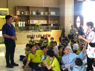 Các em học sinh hào hứng với chương trình tìm hiểu văn hóa Óc Eo.
