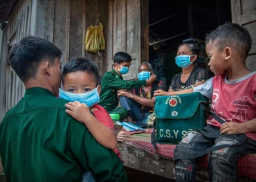 Cán bộ, chiến sĩ Đồn Biên phòng Sê Rê Pốk tuyên truyền, vận động nhân dân cách phòng, chống dịch bệnh.