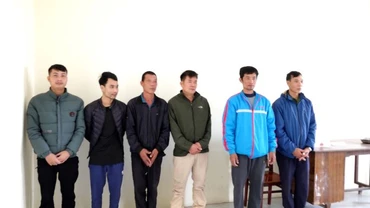 Các đối tượng đánh bạc tại cơ quan chức năng. 