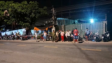 Người dân tại hiện trường vụ án