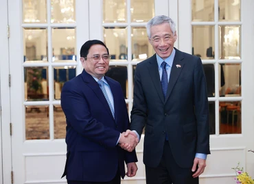 Thủ tướng Singapore Lý Hiển Long đón Thủ tướng Phạm Minh Chính, ngày 9/2/2023. (Ảnh: TTXVN)