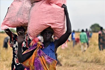 Người dân nhận lương thực cứu trợ tại Ayod, Nam Sudan ngày 6/2/2020. Ảnh: AFP/TTXVN