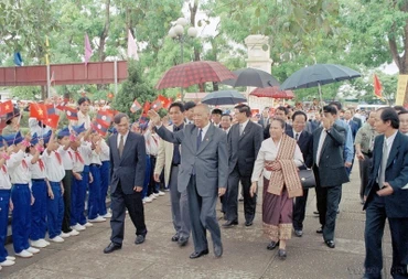 Thiếu nhi tỉnh Nghệ An chào đón Chủ tịch Đảng, Chủ tịch nước Lào Khamtay Siphandone tới thăm năm 2002. (Ảnh: TTXVN)