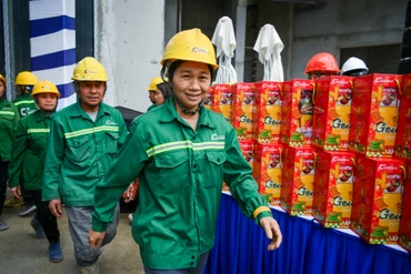 Trao quà Tết Nguyên đán Ất Tỵ cho người lao động tại công trường Ecopark, Hưng Yên, tại chương trình Xây Tết 2025 do Báo Nhân Dân phối hợp Công ty Cổ phần Xây dựng Coteccons thực hiện. (Ảnh THÀNH ĐẠT)