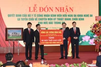 Chủ tịch Quốc hội Vương Đình Huệ trao tặng máy thở cao cấp cho Bệnh viện 