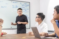 Lê Đình Lực, tác giả phương pháp dạy và học ngoại ngữ Linearthinking thảo luận công việc với các đồng nghiệp. (Ảnh: Nhật Minh)