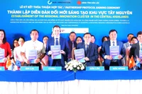 Đại diện Ủy ban nhân dân 5 tỉnh Tây Nguyên và CRISO ký kết thỏa thuận hợp tác thành lập Diễn đàn đổi mới sáng tạo khu vực Tây Nguyên.