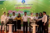 Các đại biểu ấn nút khai mạc Phiên chợ nông sản, đặc sản vùng miền các tỉnh đồng bằng sông Hồng năm 2022 . (Ảnh: THANH TRÀ)