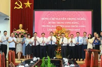 Đồng chí Nguyễn Trọng Nghĩa, Bí thư Trung ương Đảng, Trưởng Ban Tuyên giáo Trung ương chúc mừng Báo Nhân Dân nhân Ngày Báo chí cách mạng Việt Nam. (Ảnh: THÀNH ĐẠT)