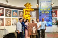 Nghi thức tiếp nhận bộ sưu tập tranh chân dung 100 nhà báo nữ của nhà báo Huỳnh Dũng Nhân tặng Bảo tàng Phụ nữ Việt Nam.