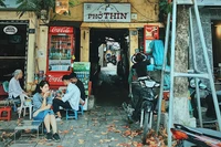 Phở Thìn nằm trong con ngõ nhỏ trên phố Đinh Tiên Hoàng, Hà Nội. (Ảnh BÙI CHÍ THÀNH)