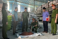 Đại diện các cơ quan chức năng kiểm tra, thu giữ phân bón giả.