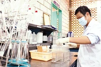 Kiểm nghiệm chất lượng nước đầu ra tại Nhà máy nước Thủ Ðức.