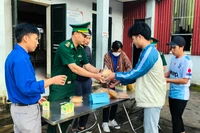 Cán bộ chiến sĩ Đồn Biên phòng Dào San hỗ trợ xuất ăn sáng miễn phí cho thi sinh tại điểm thi Dào San.