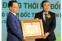 Bí thư Tỉnh ủy Thái Bình Ngô Đông Hải (bên phải) trao danh hiệu Anh hùng Lao động cho ông Trần Mạnh Báo, Chủ tịch HĐQT Tập đoàn ThaiBinh Seed.