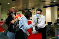 Hành khách làm thủ tục hàng không tại sân bay quốc tế Nội Bài (Hà Nội). 