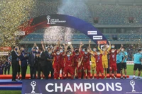 Đội tuyển U23 Việt Nam nâng cao chiếc cúp vô địch giải U23 Đông Nam Á. (Ảnh: VFF)