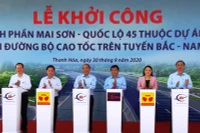 Thủ thướng Chính phủ Nguyễn Xuân Phúc cùng các đại biểu phát lệnh triển khai thực hiện dự án. 