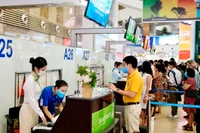 Hành khách làm thủ tục hàng không tại sân bay Nội Bài.