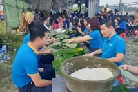 Làng trên xóm dưới ở Nghệ An thi đua gói bánh gửi bà con vùng lũ.