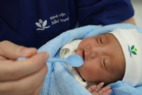 Em bé thụ hưởng sữa từ Ngân hàng Sữa mẹ. 