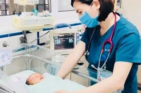 Bé sơ sinh bị bỏ rơi vẫn đang trong tình trạng nhiễm trùng máu