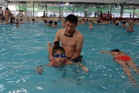Một lớp dạy bơi cho trẻ em tại quận Hai Bà Trưng, Hà Nội.Ảnh: MINH HÀ