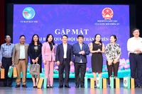 Bộ trưởng, Chủ nhiệm Ủy ban Dân tộc Hầu A Lềnh tặng quà lưu niệm cho các đại biểu Quốc hội là thành viên Hội đồng Dân tộc của Quốc hội tại buổi gặp mặt chiều 31/5.