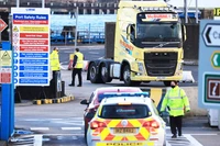 Hải quan kiểm tra hàng hóa từ Anh đến Bắc Ireland. Ảnh: CNN