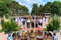 Các đại biểu dâng hương viếng linh hồn các liệt sĩ.