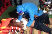 Nạn nhân được cấp cứu, vào bờ kịp thời.
