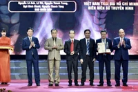 Chủ tịch nước Nguyễn Xuân Phúc, Thường trực Ban Bí thư Võ Văn Thưởng trao Giải đặc biệt Giải Báo chí quốc gia lần thứ XV - năm 2020 cho nhóm tác giả của Báo Nhân Dân (Ảnh: HẢI NGUYÊN).