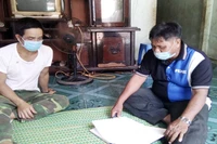 Già A Im (người bên phải) thường xuyên tuyên truyền, vận động người dân xóa bỏ hủ tục.