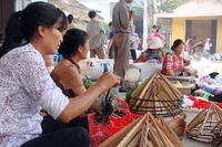 Nghề làm nón lá làng Chuông, xã Phương Trung, huyện Thanh Oai (Hà Nội).