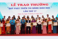 19 gương mặt giáo viên xuất sắc được trao thưởng Quỹ phát triển tài năng lần thứ 17 (Ảnh: Mỹ Hà)