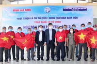 Trao tặng 10.000 lá cờ Tổ quốc cho ngư dân Phú Yên.