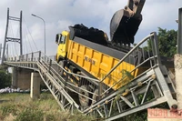 Xe lưu thông quá tải làm sập cầu dây văng Bình Phong Thạnh vào huyện Mộc Hóa, Long An.