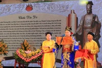 Quan đám đọc Chiếu dời đô.