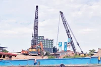 Một bến thủy nội địa không phép ở khu vực sông chợ Đệm, có tàu chở vật liệu xây dựng cập bến.