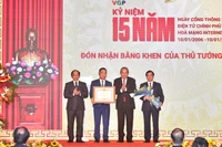 Phó Thủ tướng Thường trực Trương Hòa Bình trao Bằng khen của Thủ tướng Chính phủ tặng Cổng TTĐT Chính phủ. 