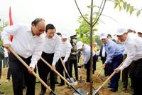  Thủ tướng cùng các đại biểu trồng cây ở Khu di tích lịch sử quốc gia Truông Bồn.