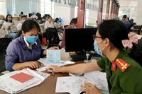 Người dân làm thủ tục hành chính tại Trung tâm hành chính công tỉnh Bến Tre.