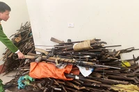 Hàng trăm khẩu súng do Công an Kỳ Sơn mới thu hồi được trong dân bản.