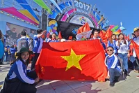 Thành viên Ðoàn đại biểu Ðoàn TNCS Hồ Chí Minh tham dự Liên hoan thanh niên, sinh viên thế giới lần thứ 19 tại thành phố Xô-tri (LB Nga). 